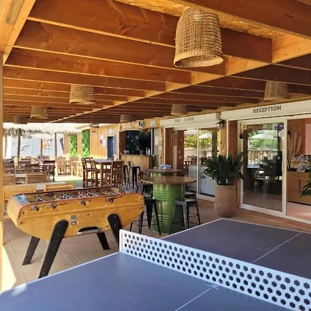 Zecamping 3 Etoiles Avec Piscine Chauffee - Bar Et Restaurant Кемпинг Пезенас